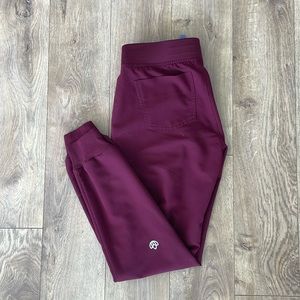 Figs Zamora joggers in burgundy